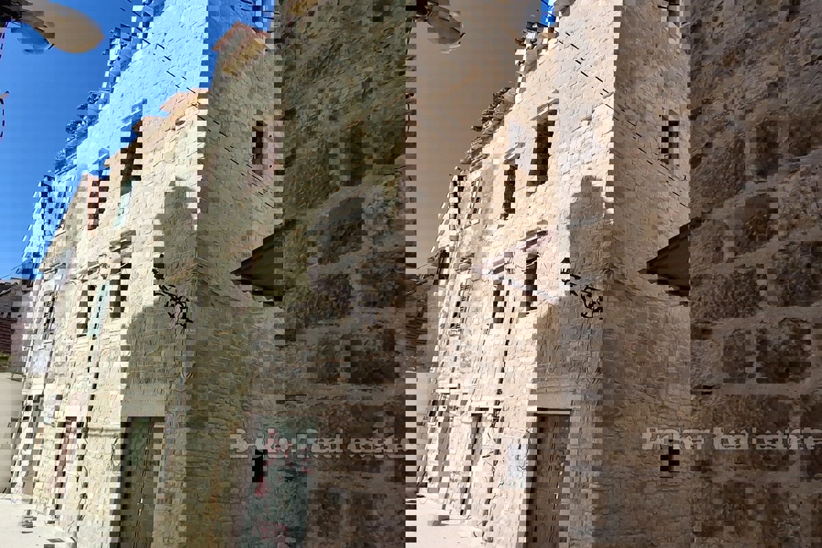 Casa mediterranea indigena da ristrutturare