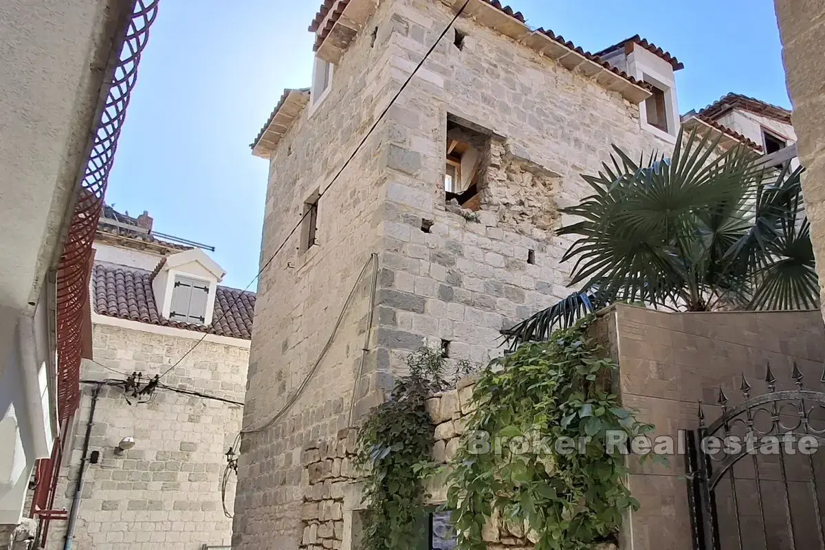 Casa mediterranea indigena da ristrutturare