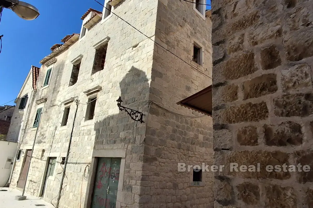 Casa mediterranea indigena da ristrutturare