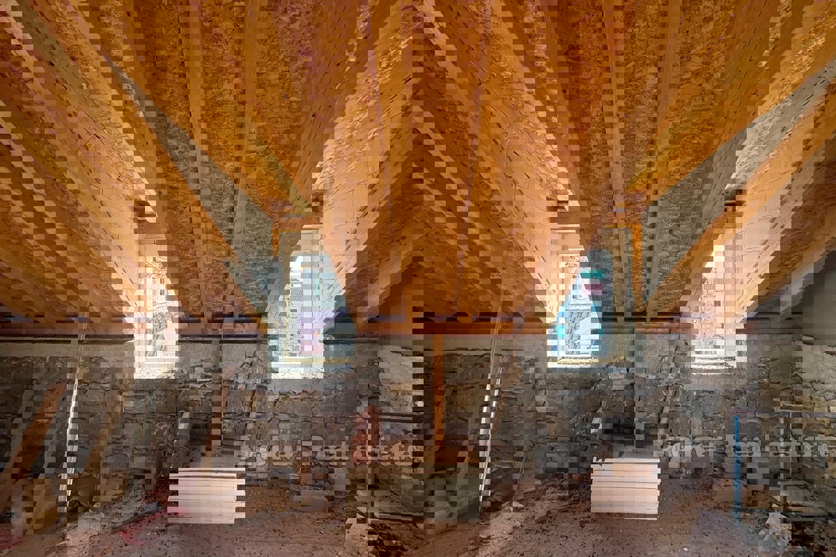 Casa mediterranea indigena da ristrutturare