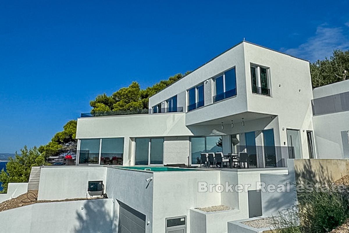 Villa moderna e lussuosa con vista mare