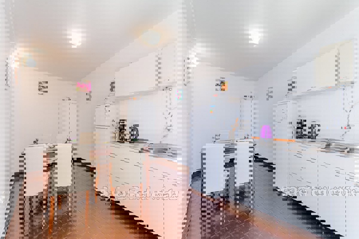 Casa con appartamenti con vista mare