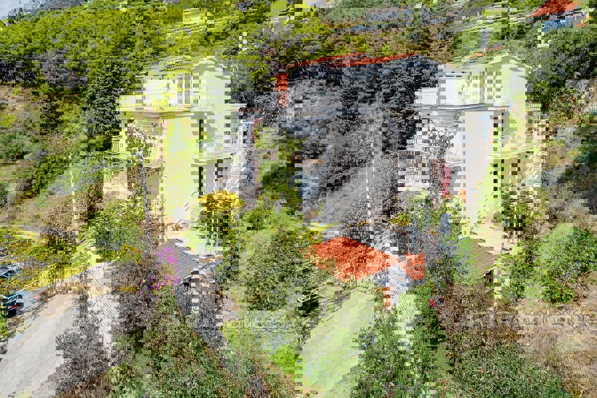 Casa con appartamenti con vista mare