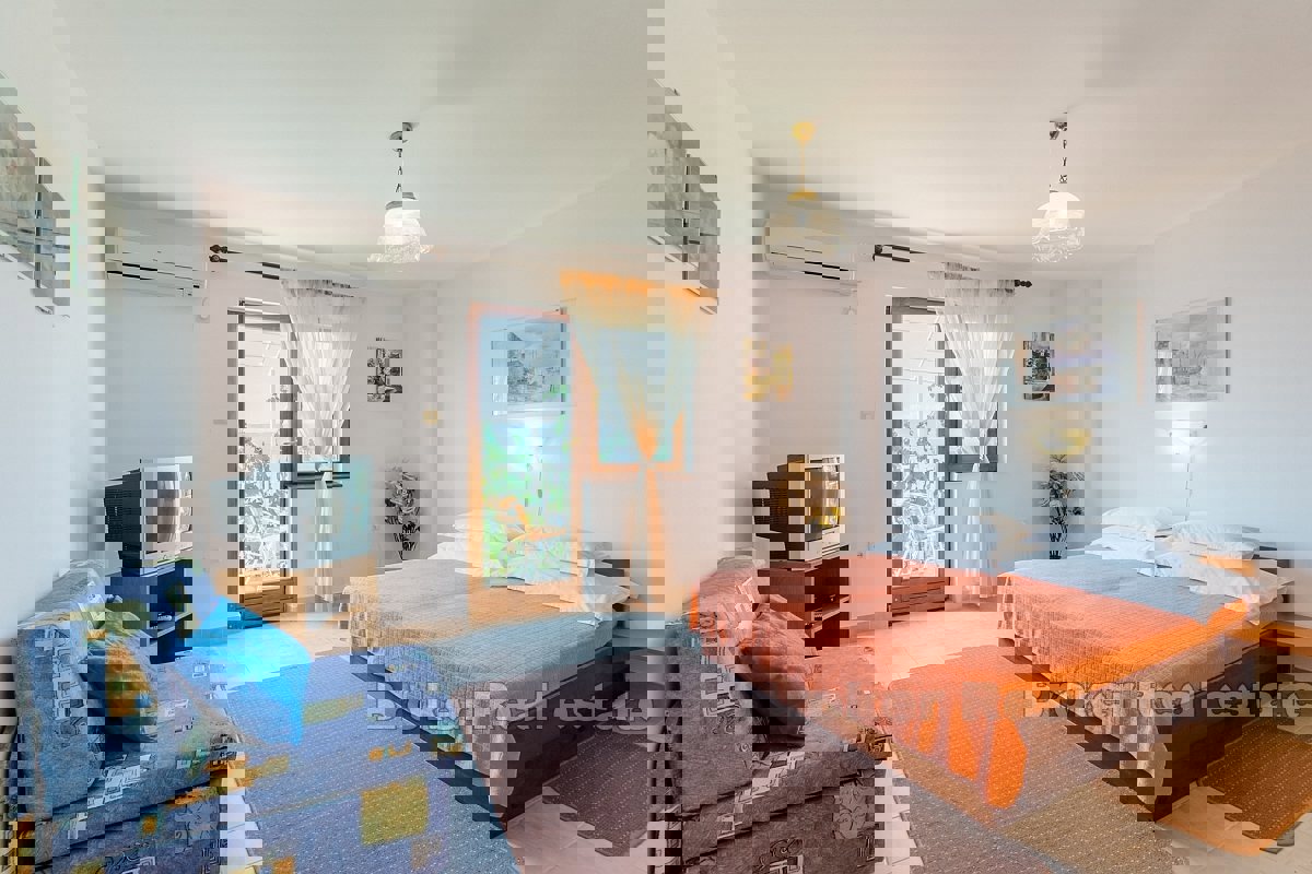 Casa con appartamenti con vista mare
