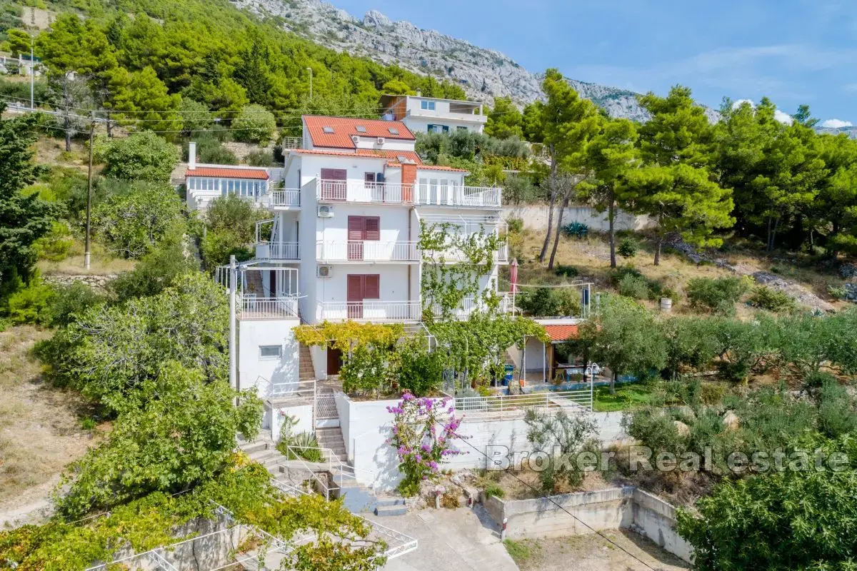 Casa con appartamenti con vista mare