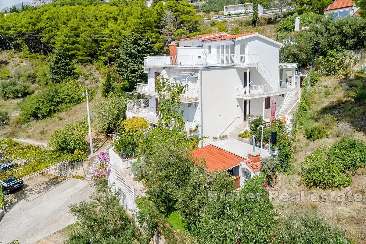 Casa con appartamenti con vista mare