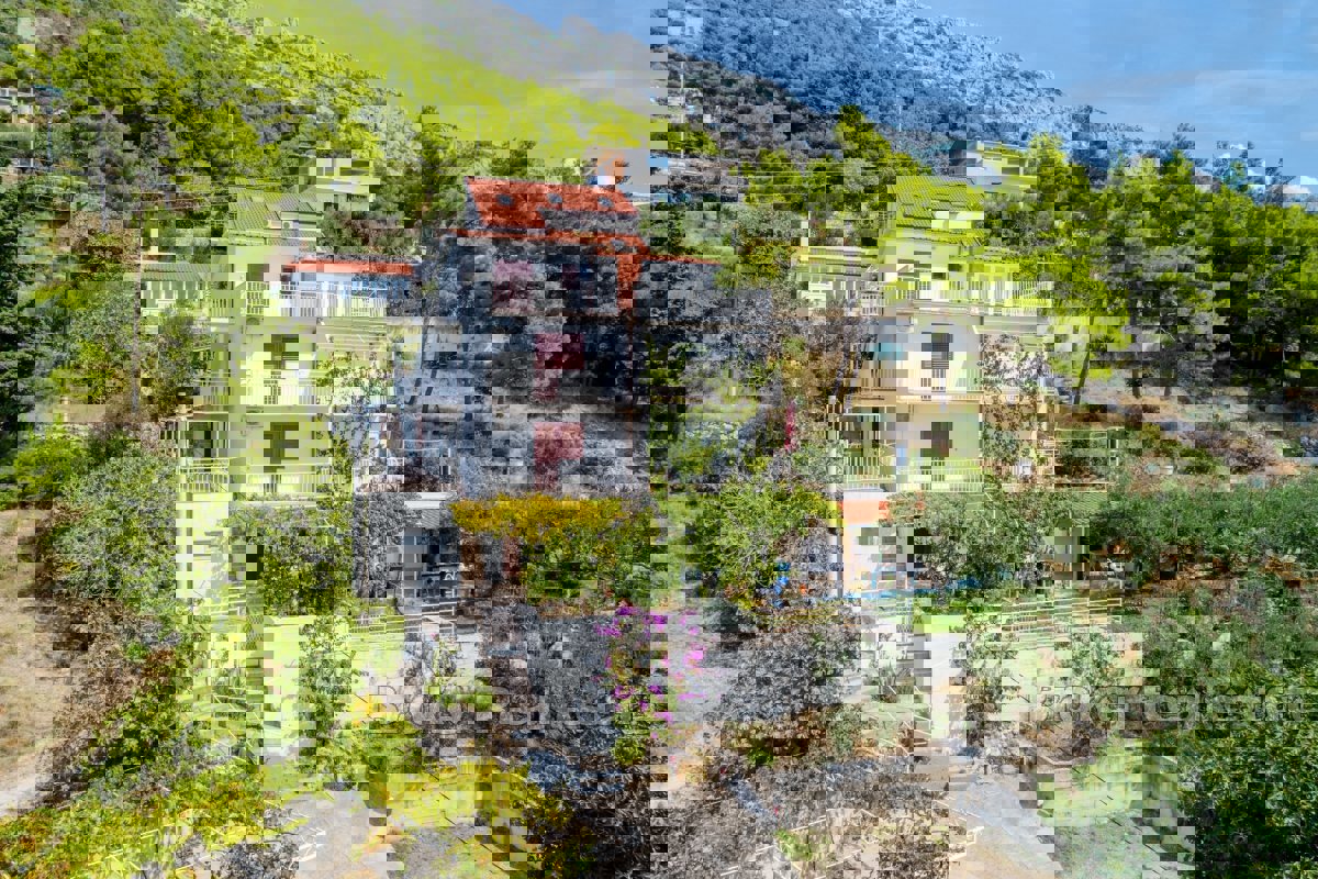Casa con appartamenti con vista mare