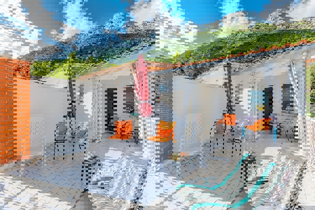 Casa con appartamenti con vista mare