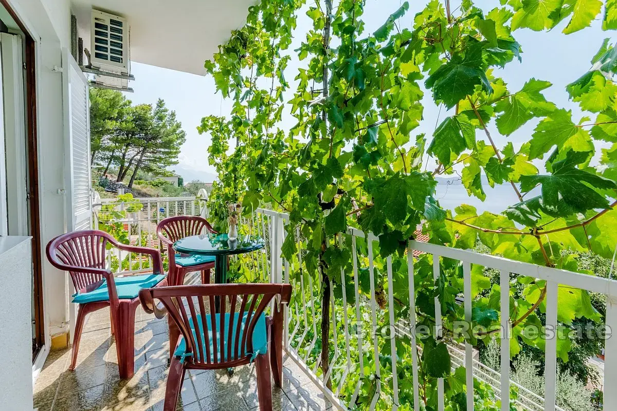 Casa con appartamenti con vista mare