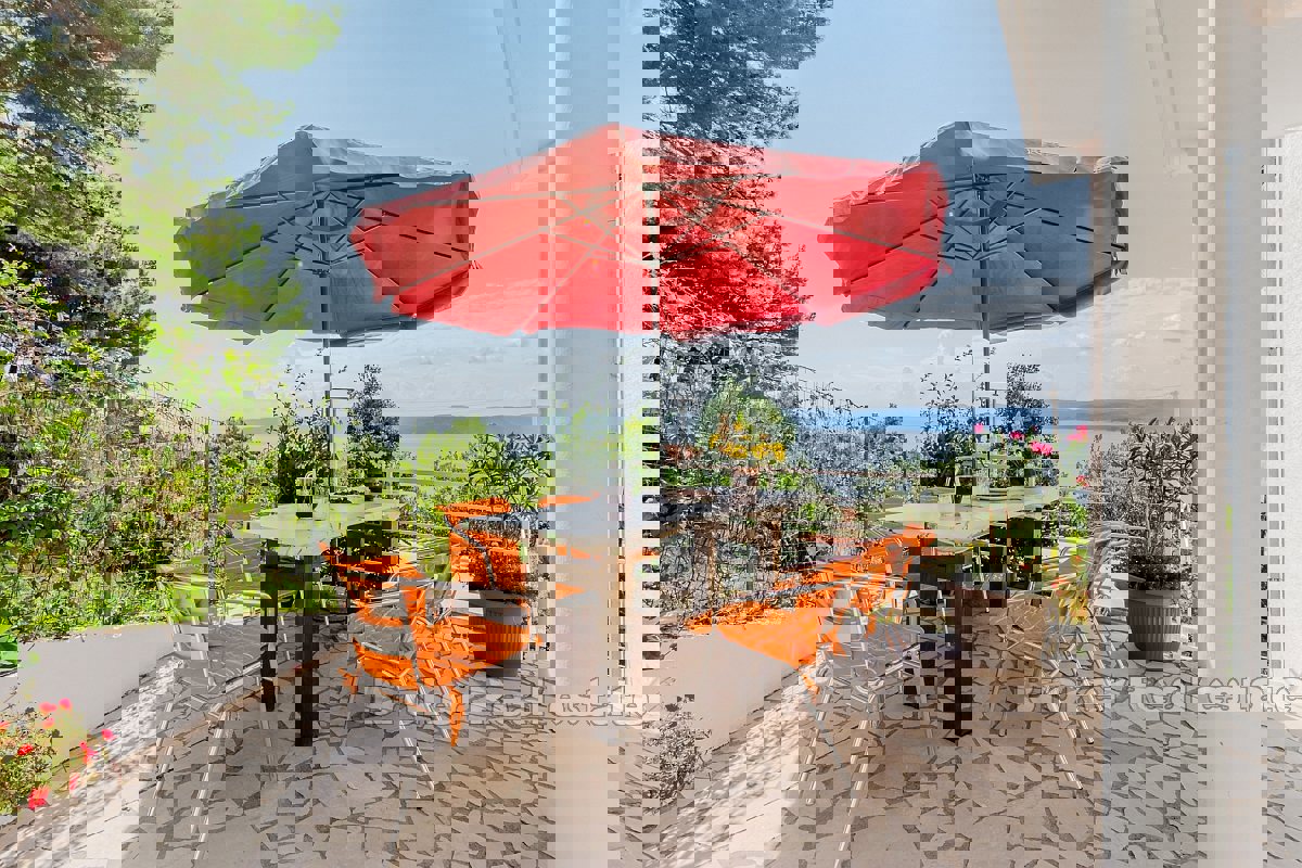 Casa con appartamenti con vista mare