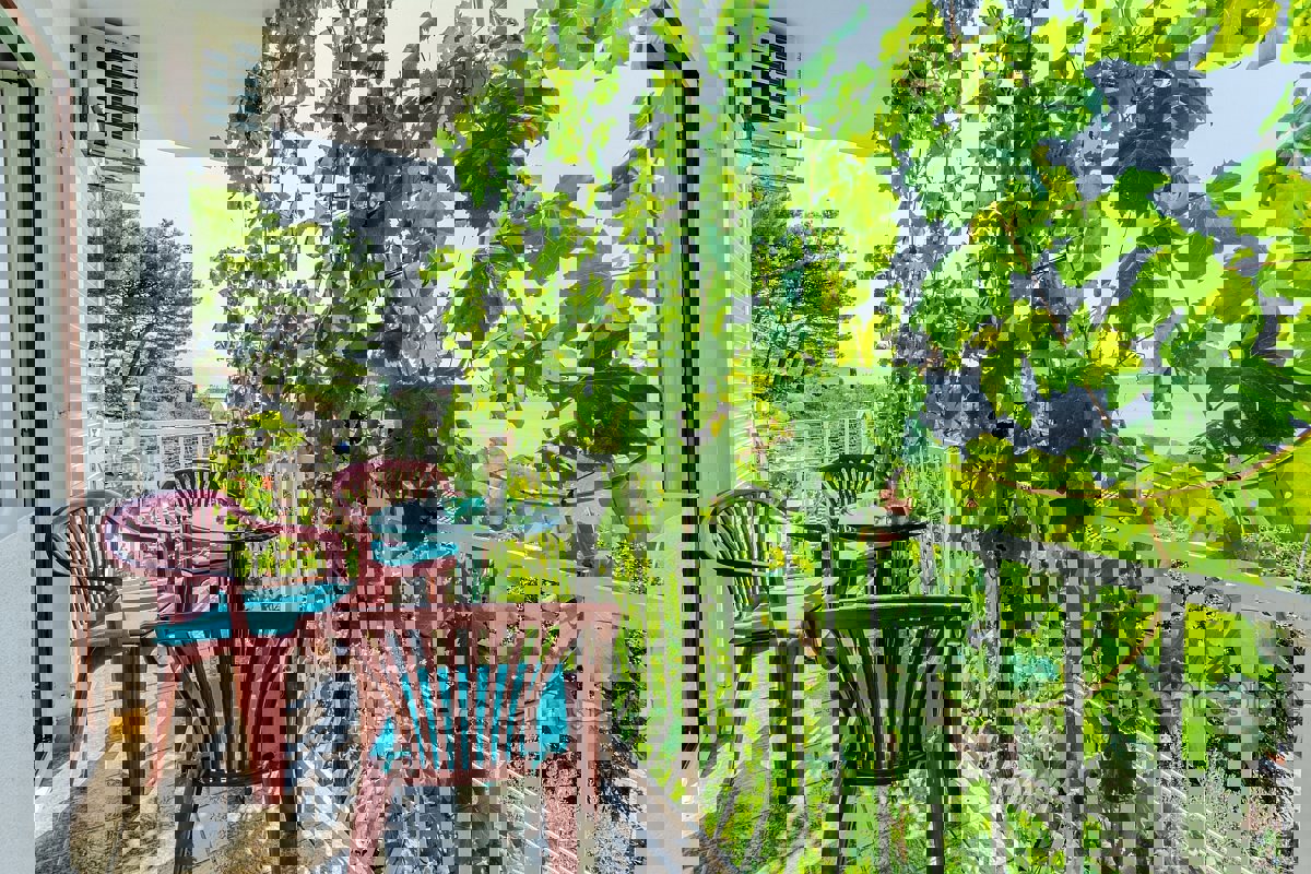 Casa con appartamenti con vista mare