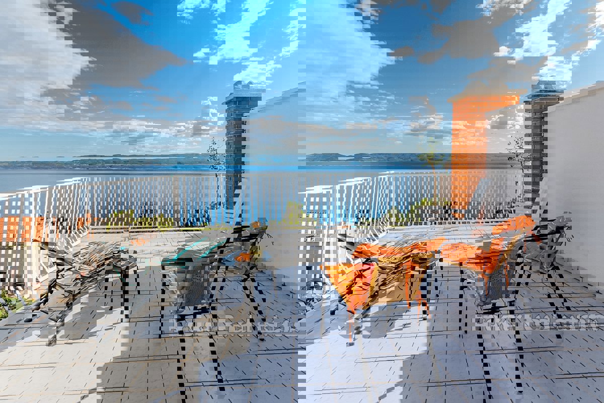 Casa con appartamenti con vista mare