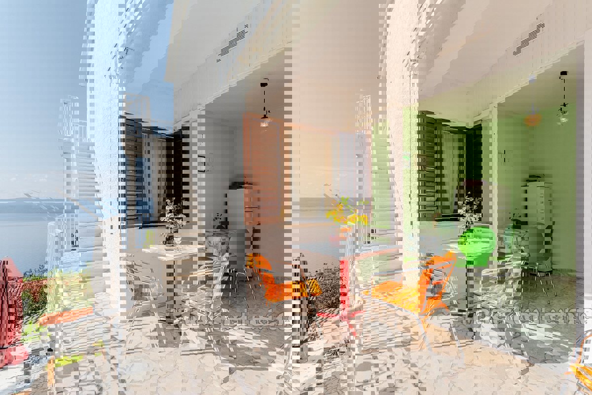 Casa con appartamenti con vista mare