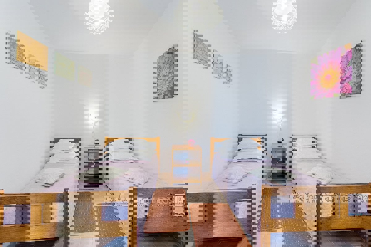 Casa con appartamenti con vista mare