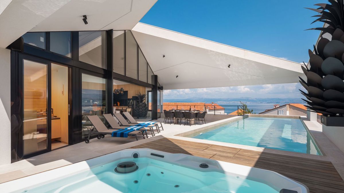 Villa moderna con vista mare