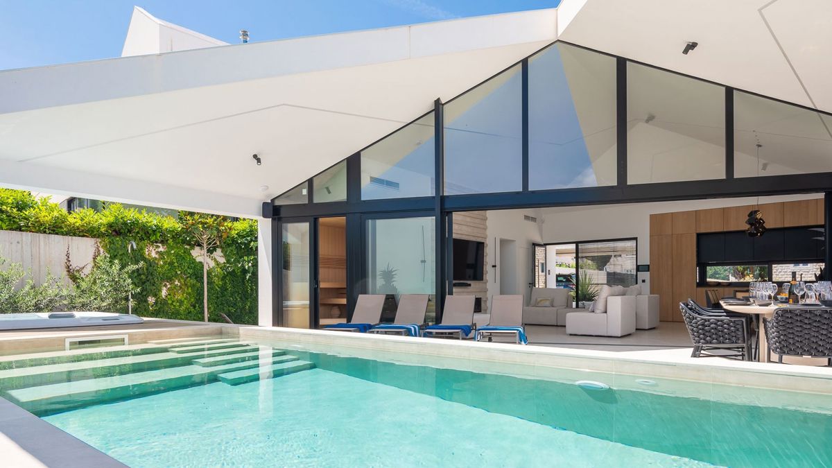 Villa moderna con vista mare