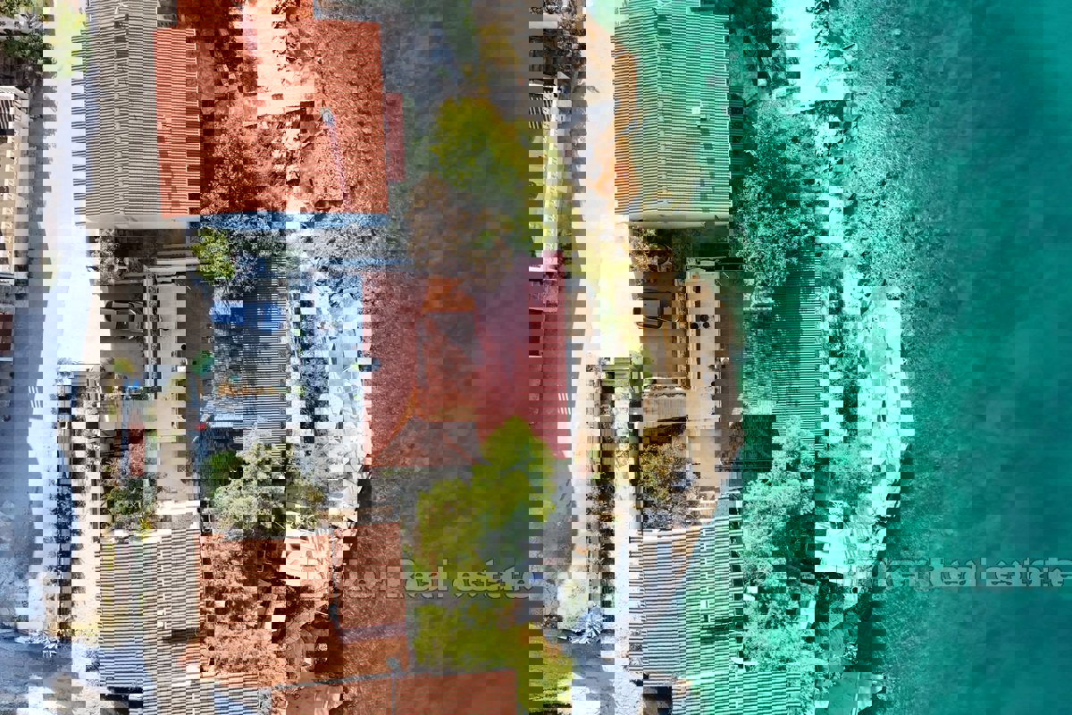 Casa appartamento in prima fila per il mare