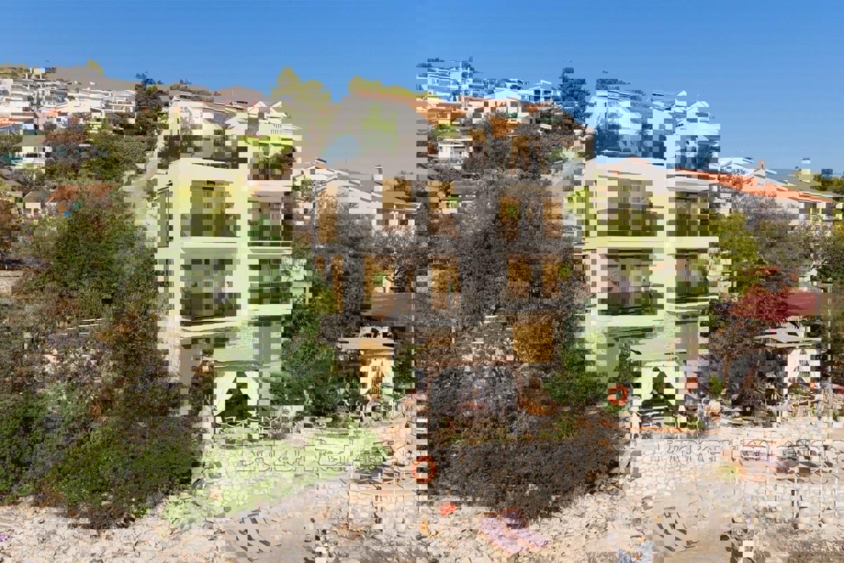 Casa appartamento in prima fila per il mare