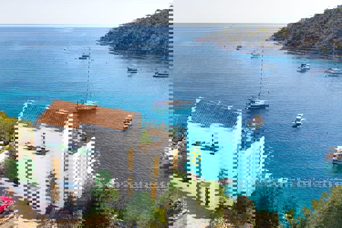 Casa appartamento in prima fila per il mare