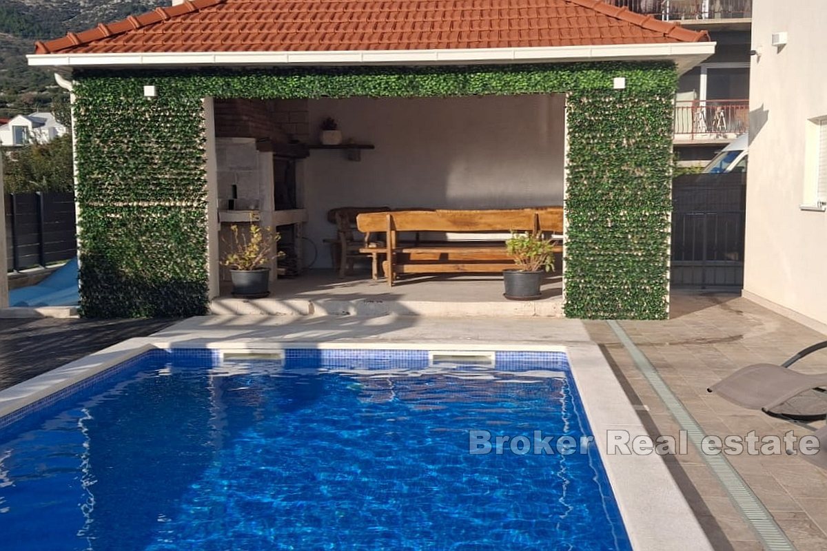 Villa di lusso con piscina e vista sul mare aperto