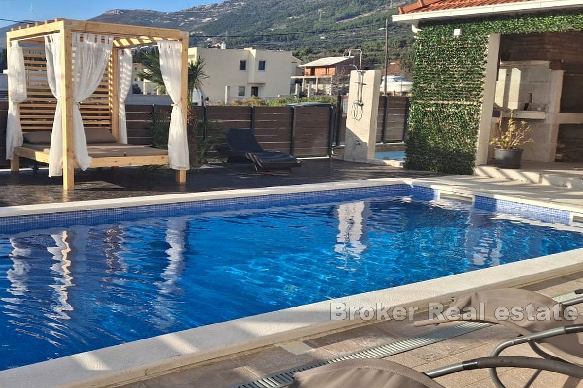 Villa di lusso con piscina e vista sul mare aperto