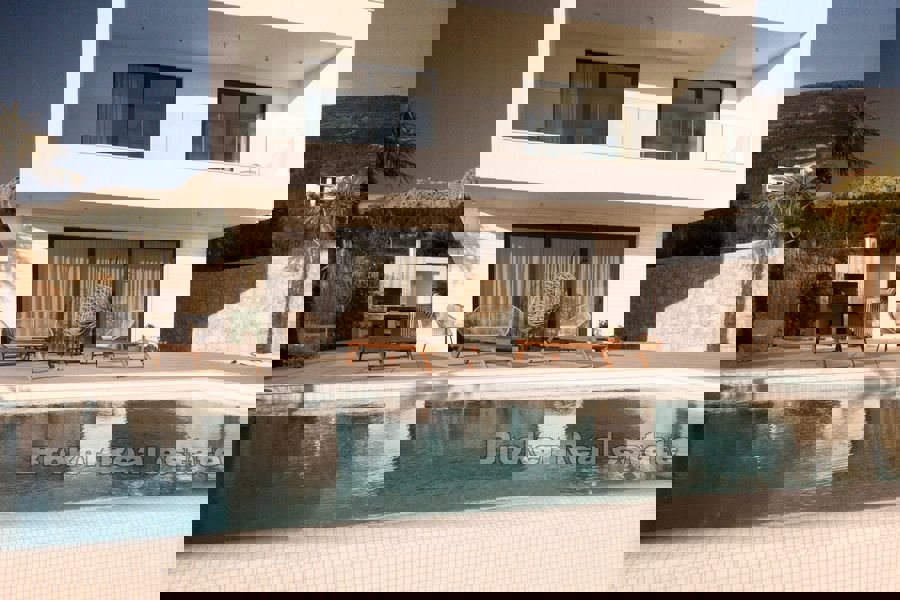 Villa con piscina e vista mare aperta