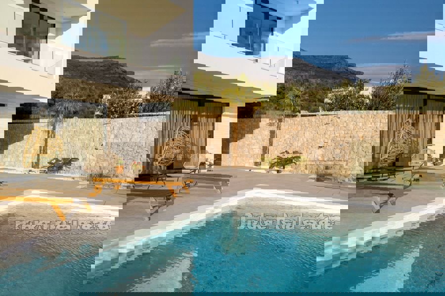 Villa con piscina e vista mare aperta