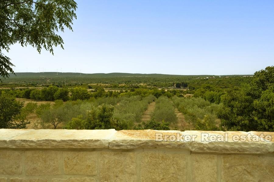 Villa in pietra con vista sul Velebit