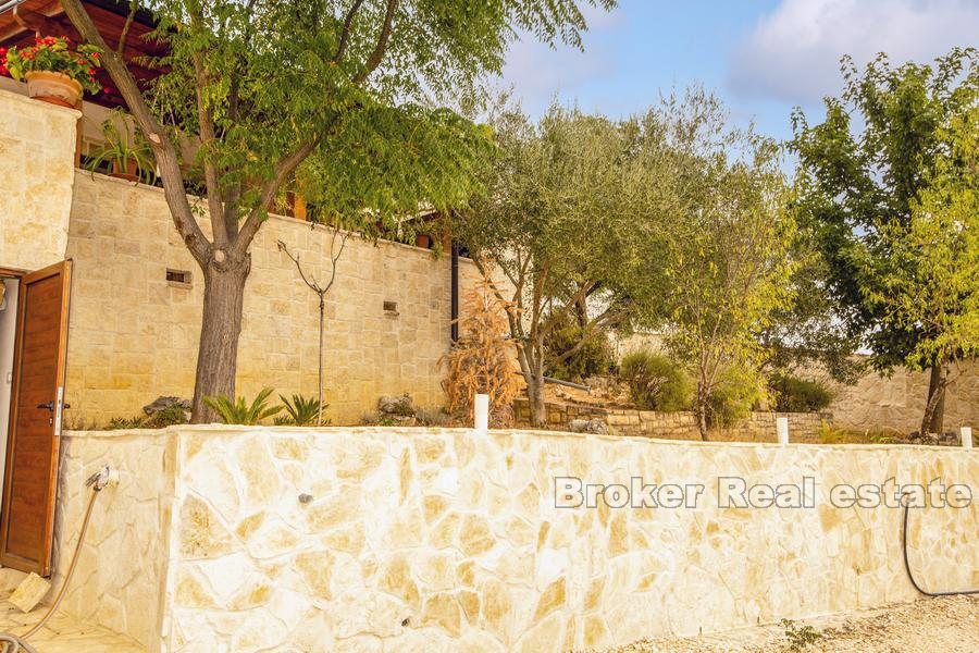 Villa in pietra con vista sul Velebit