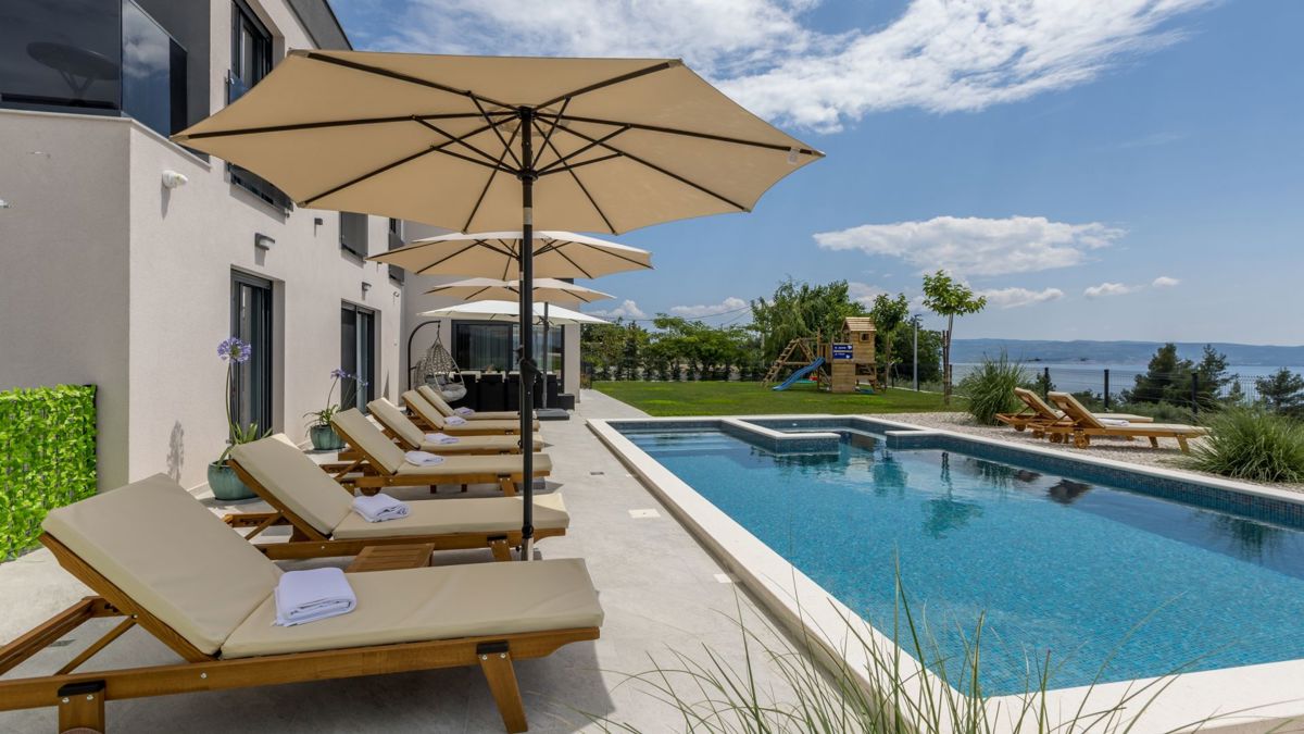 Villa moderna con vista panoramica sul mare