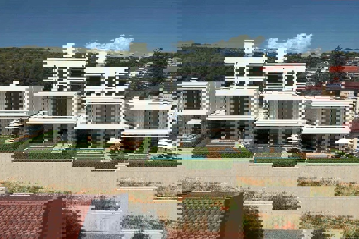 Nuovo edificio moderno con piscina e vista mare