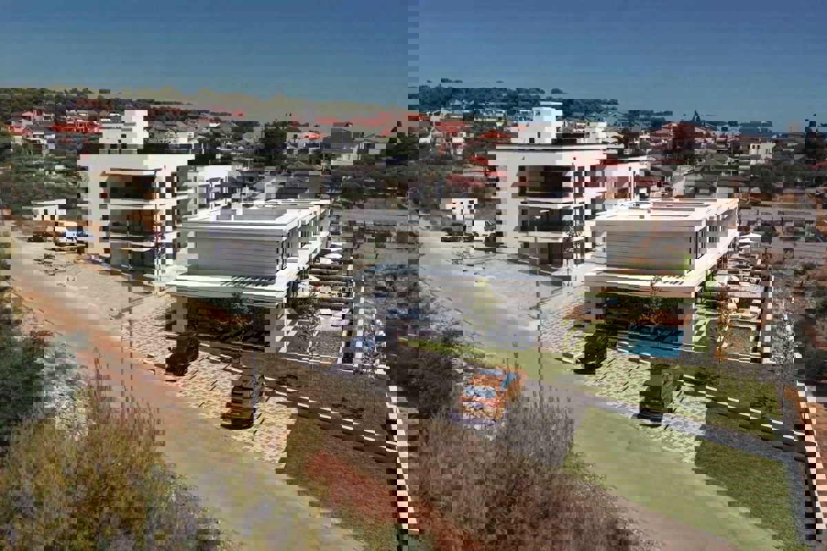 Nuovo edificio moderno con piscina e vista mare