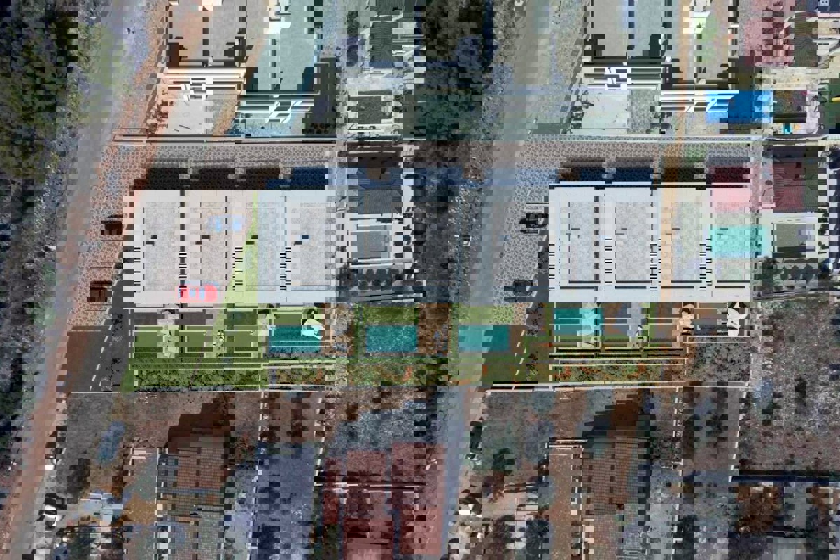 Nuovo edificio moderno con piscina e vista mare