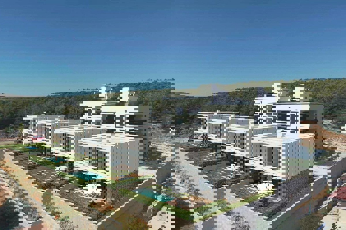 Nuovo edificio moderno con piscina e vista mare