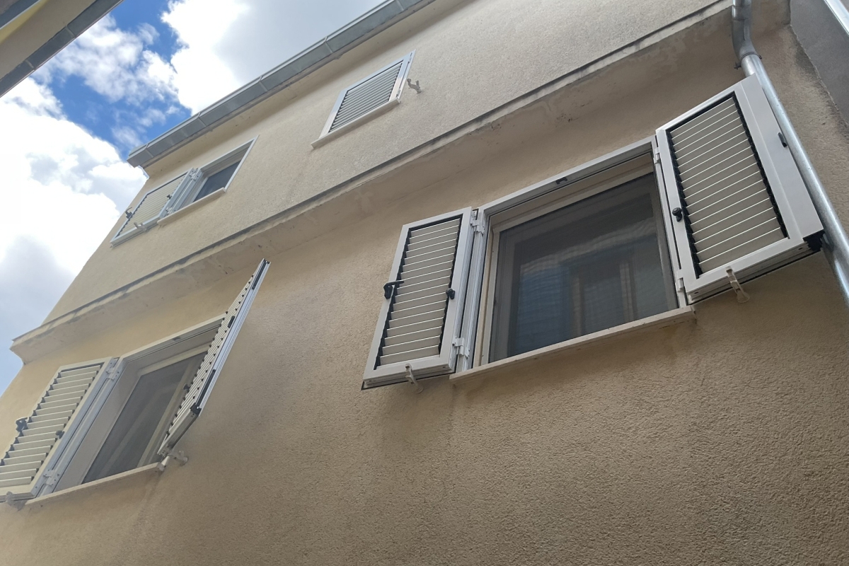 Affascinante casa di famiglia nel centro storico, a soli 50 metri dal mare - in vendita