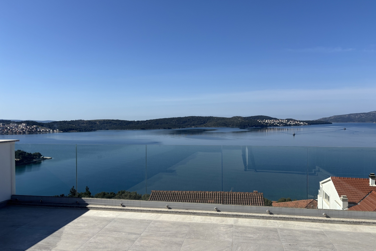 Moderno attico con vista panoramica sul mare