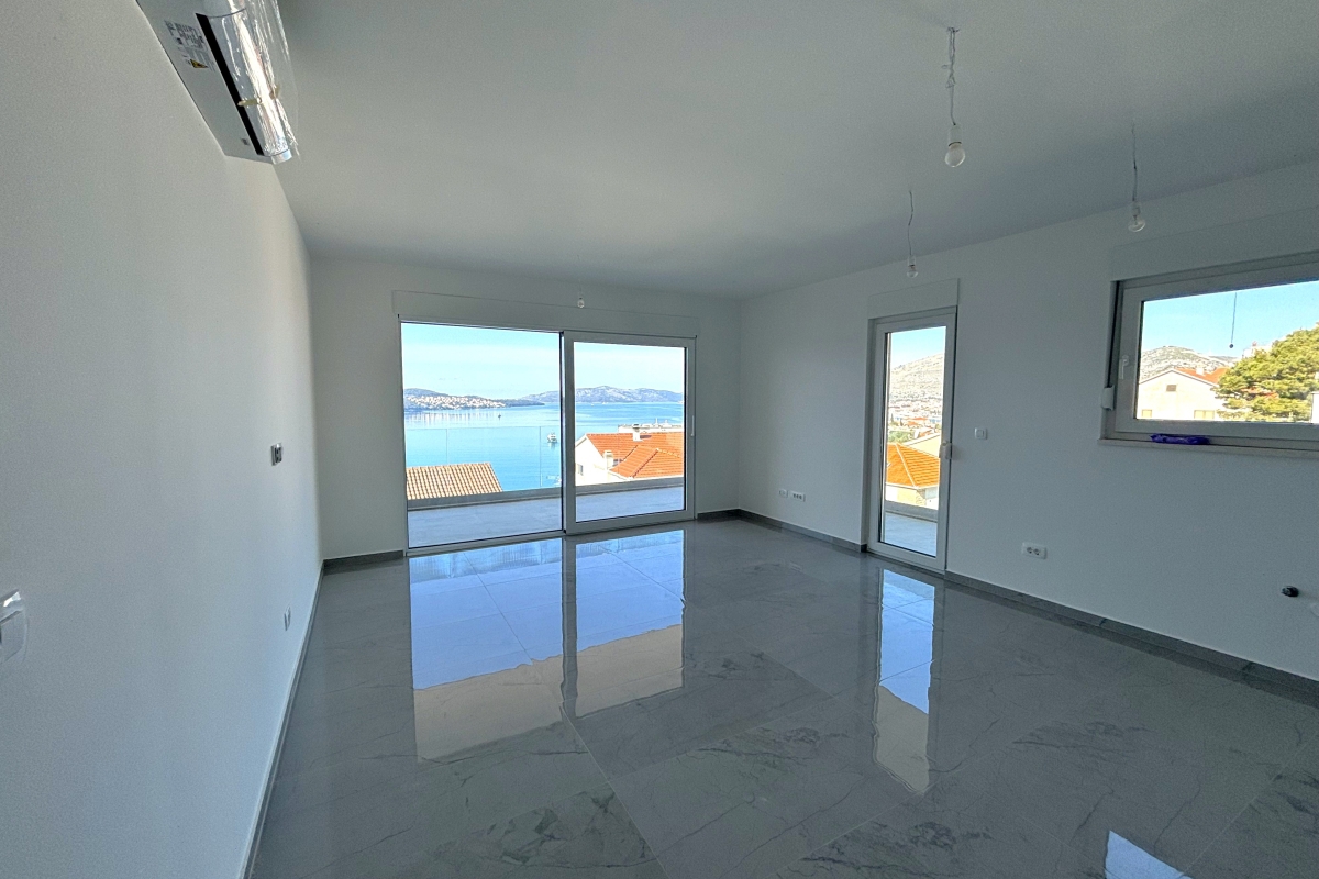 Moderno attico con vista panoramica sul mare