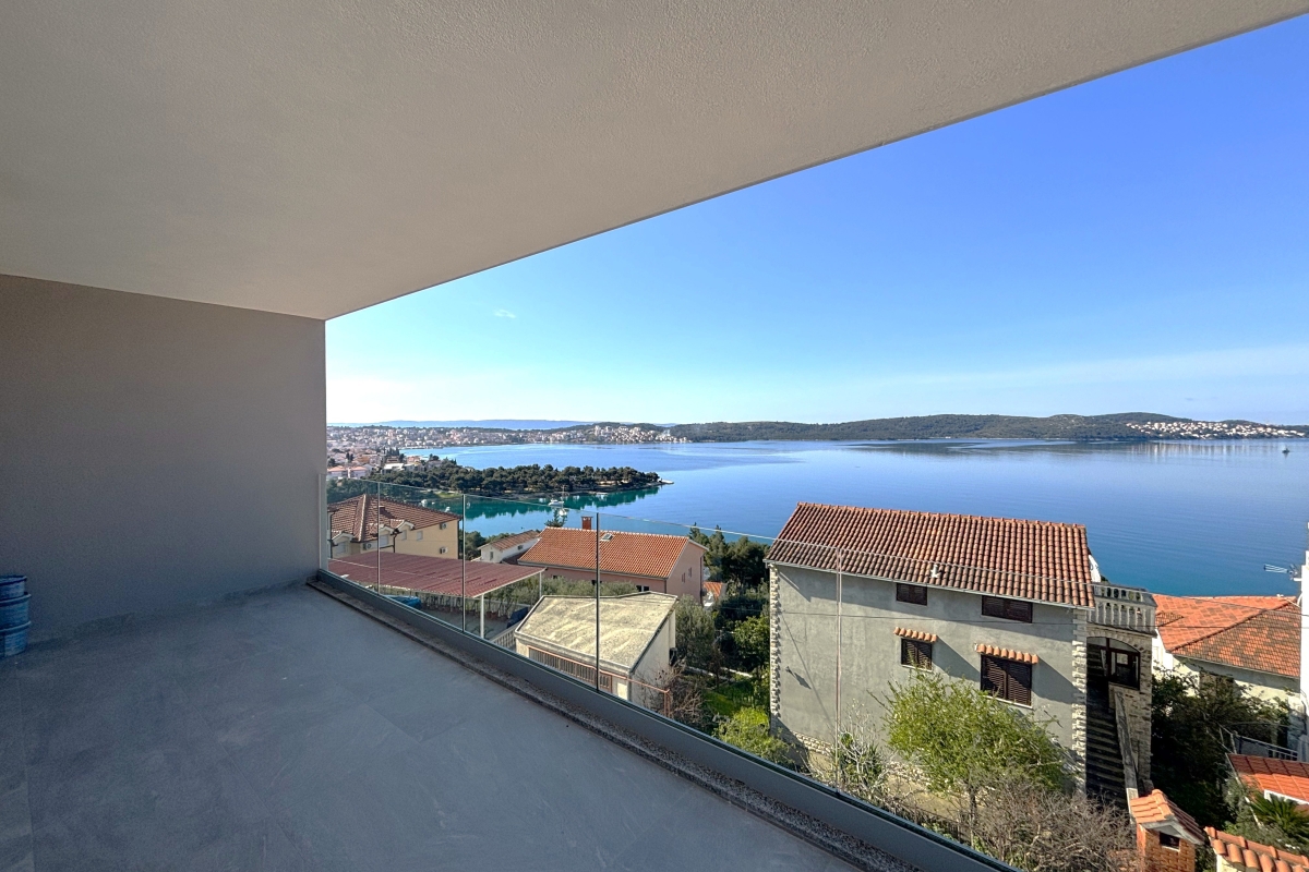 Moderno attico con vista panoramica sul mare