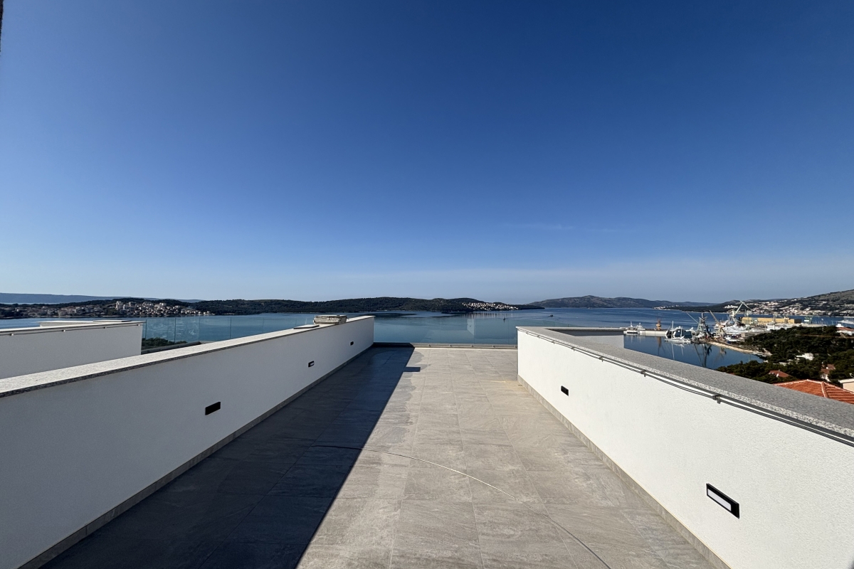 Moderno attico con vista panoramica sul mare