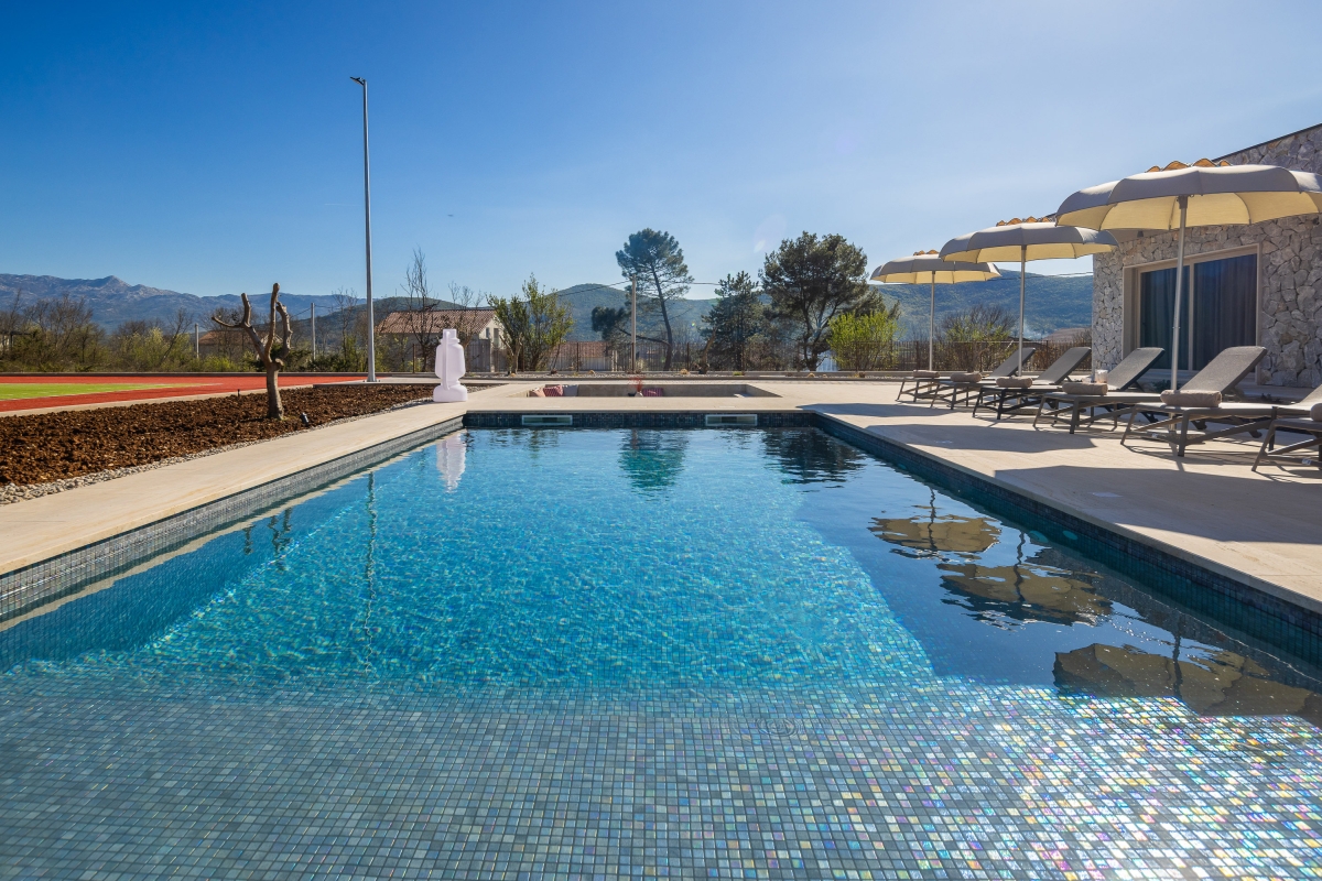 Villa di lusso con piscina e campo da tennis vicino a Spalato