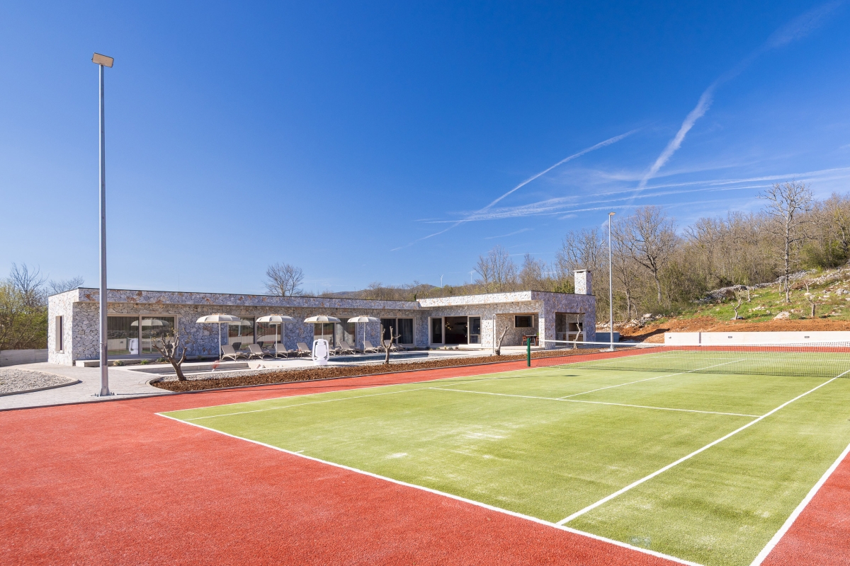 Villa di lusso con piscina e campo da tennis vicino a Spalato