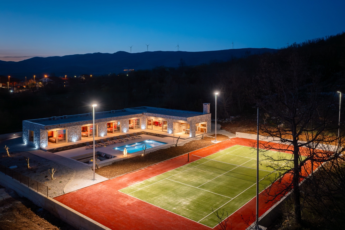 Villa di lusso con piscina e campo da tennis vicino a Spalato
