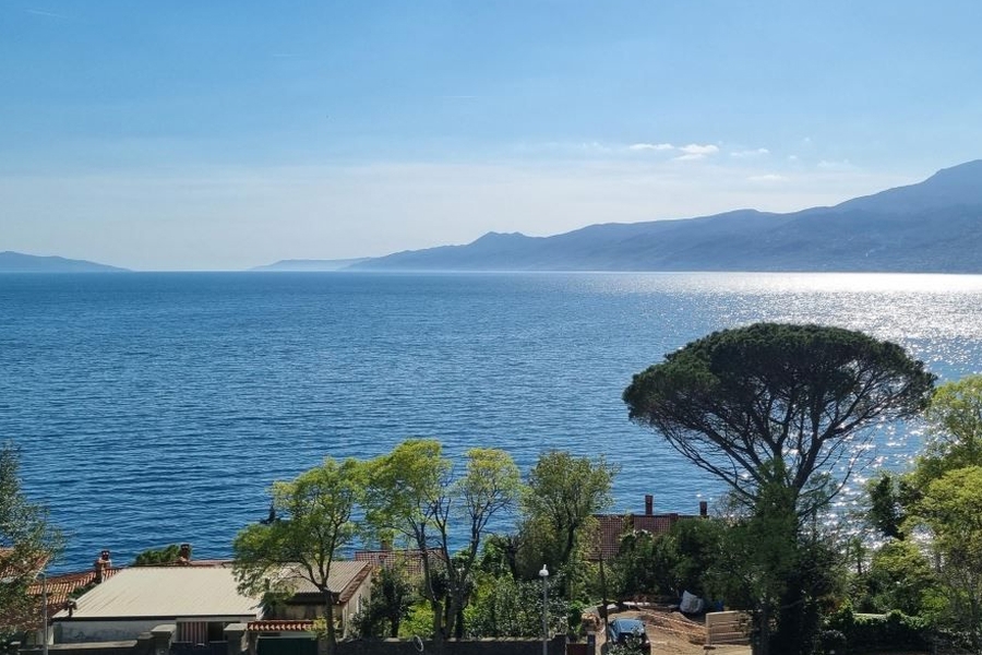 Moderno appartamento con vista mare aperta
