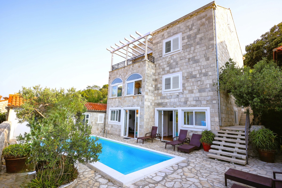 Villa in pietra con piscina e vista mare