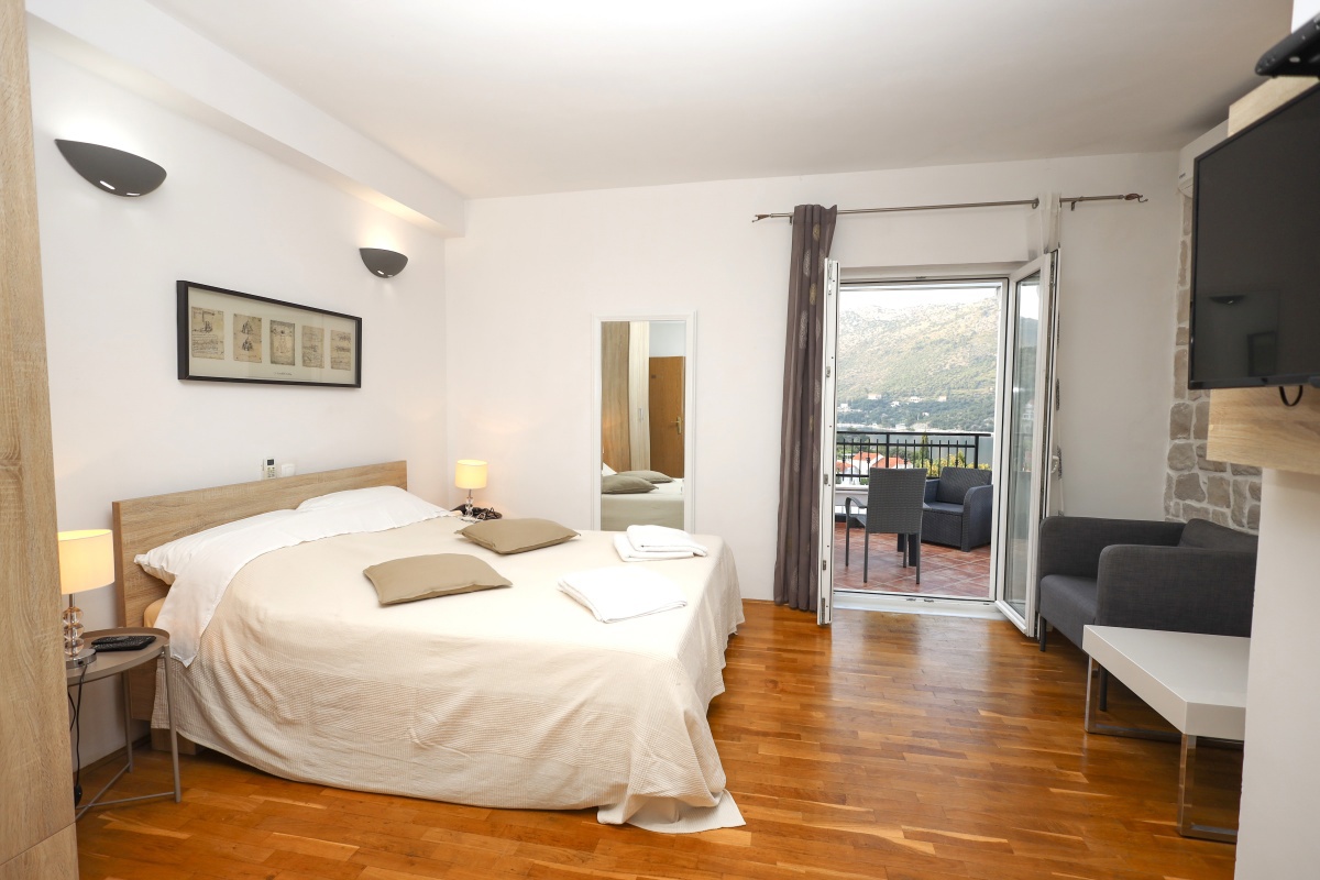 Villa in pietra con piscina e vista mare