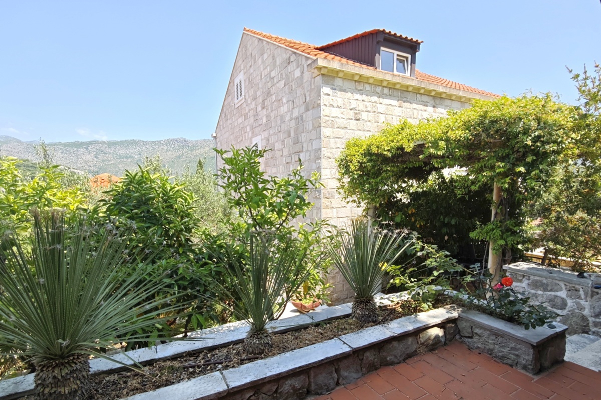 Villa in pietra con piscina e vista mare