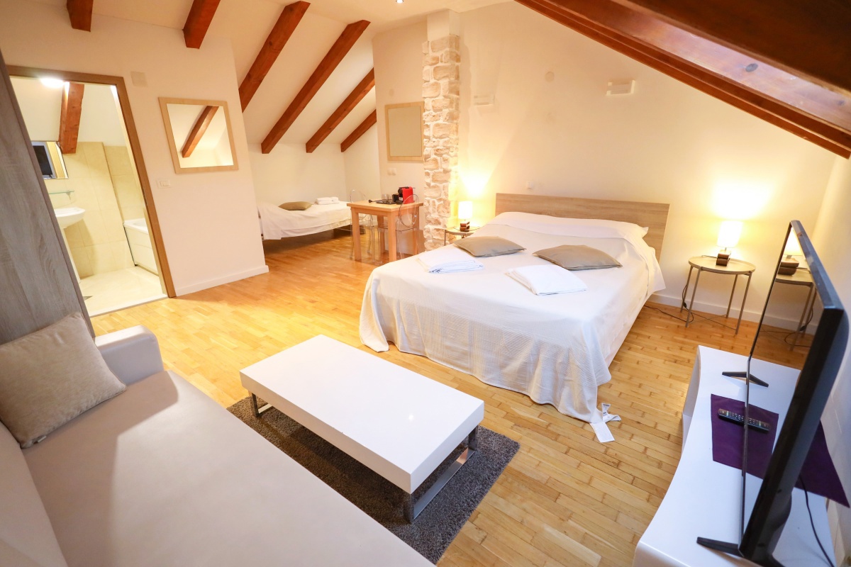 Villa in pietra con piscina e vista mare