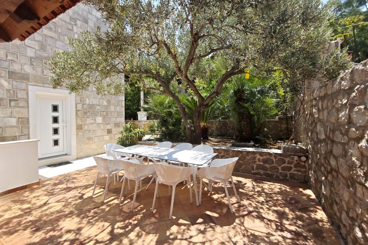 Villa in pietra con piscina e vista mare