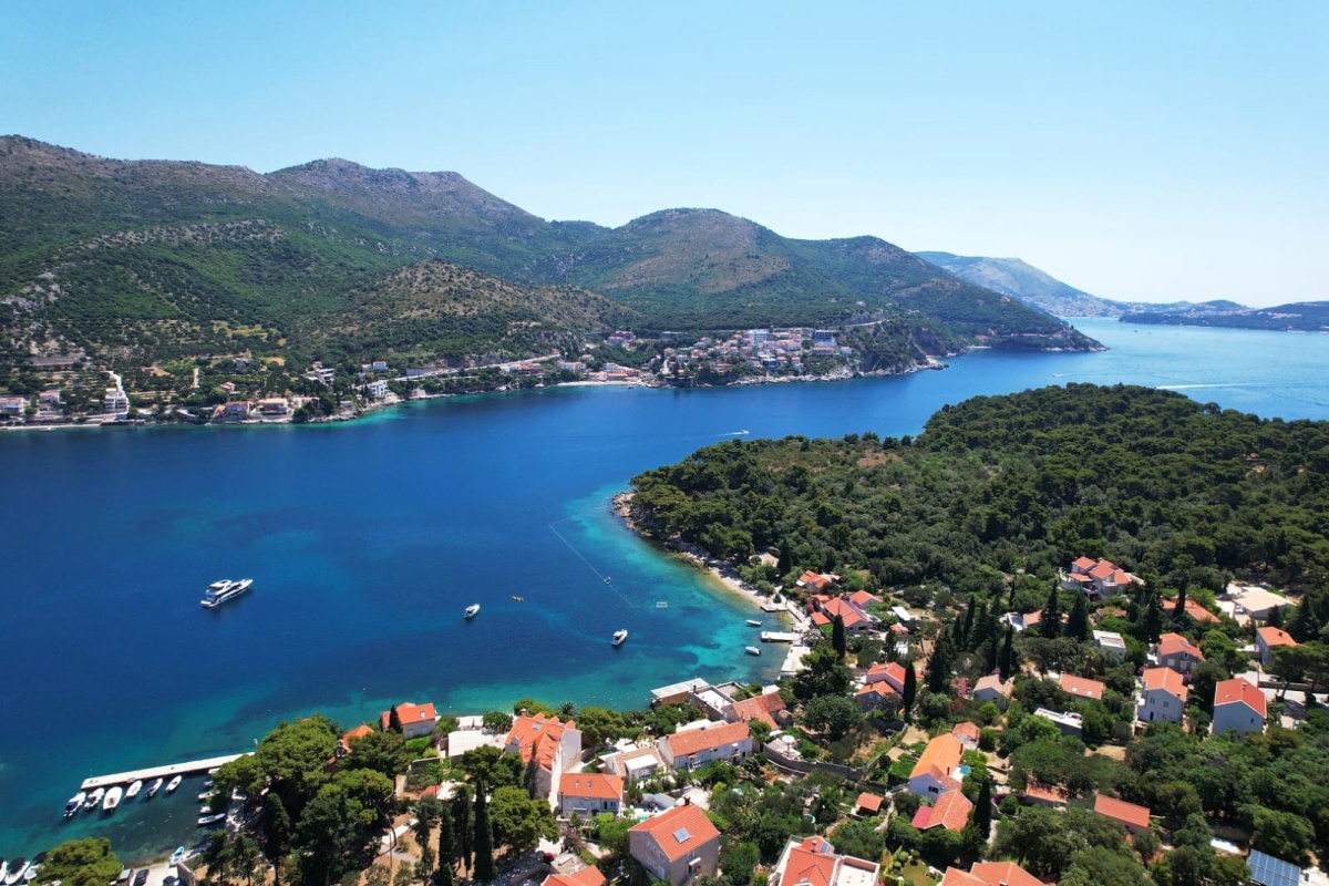 Villa in pietra con piscina e vista mare