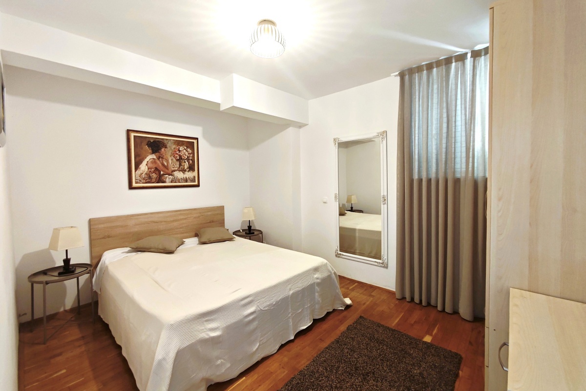 Villa in pietra con piscina e vista mare